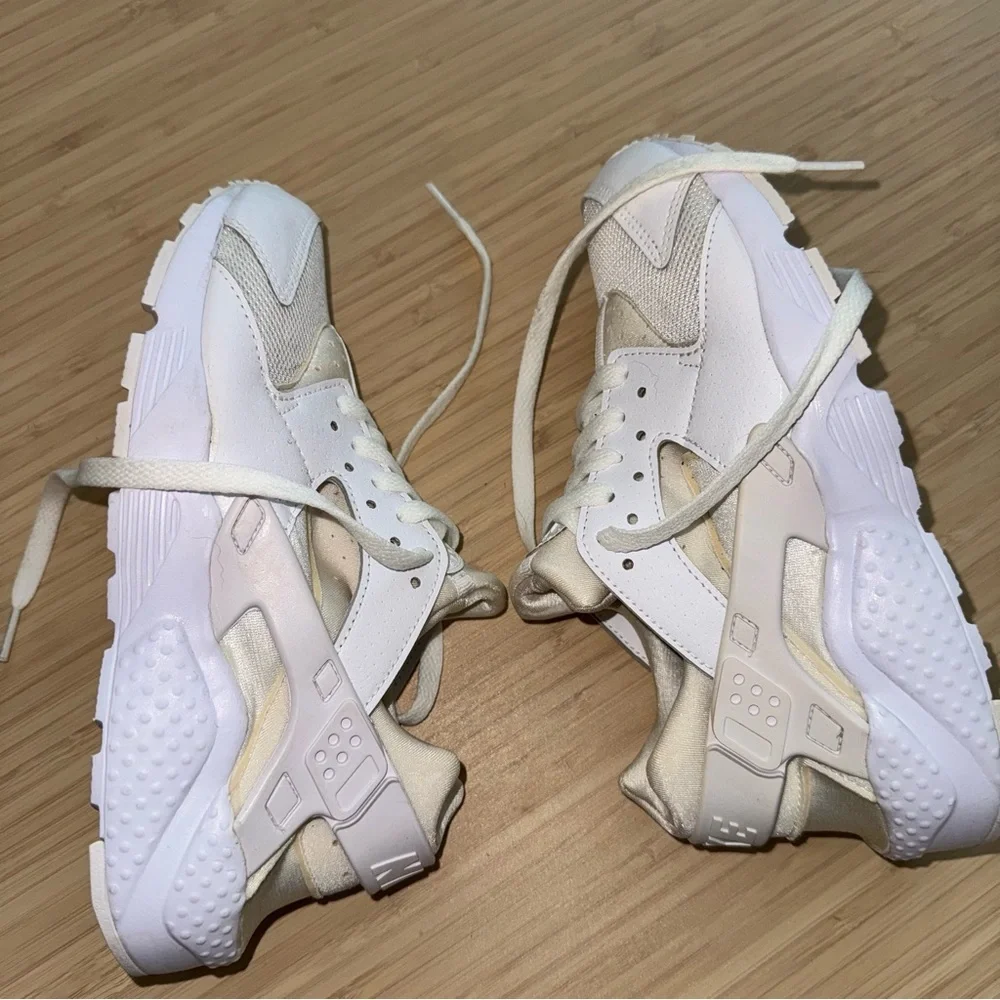 Nike Air Huarache Classic - Cream/White Sneakers - Youth 5.5